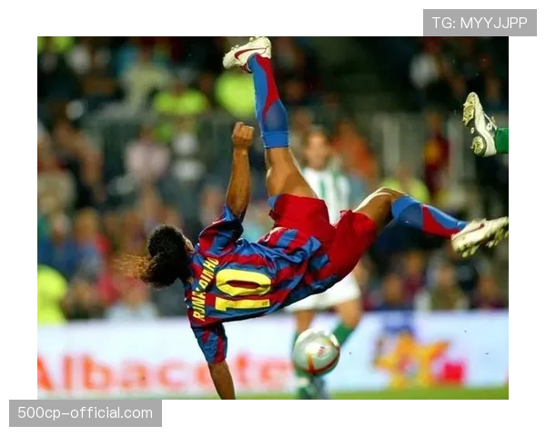 致敬！比赛第21分钟，全场球迷起立鼓掌纪念前巴萨球星